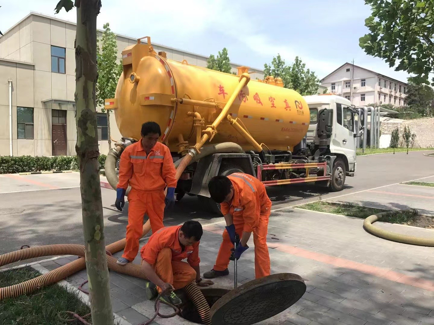 方正管道疏通车停在窨井附近