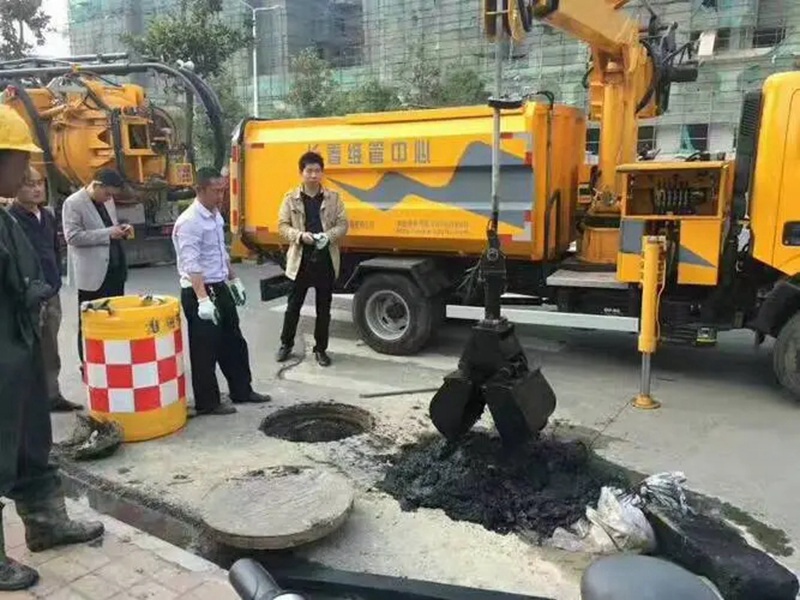 方正街道：网格员化身“清道夫”，为民解忧疏通“堵心”化粪池