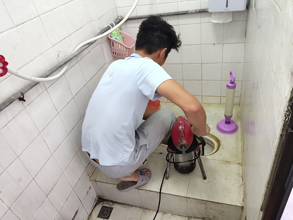 方正管道堵塞冒臭气 专业师傅现场解决问题
