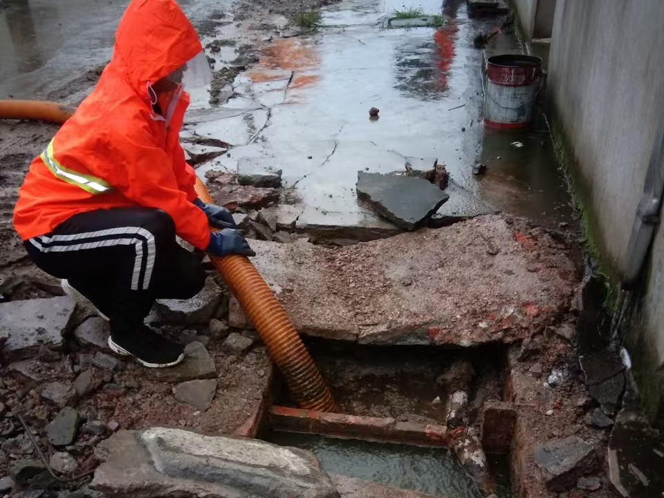 方正专业清理污水池 炜誉市政以规范流程守护城市 “肠道”