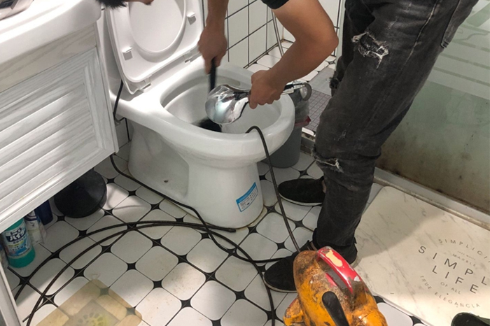 方正马桶堵塞自己疏通还是找师傅?专业上门服务让你省时更省心