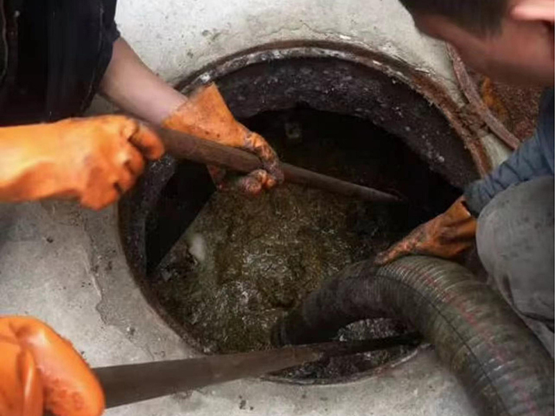 方正清理化粪池时如何避免沼气的危害?